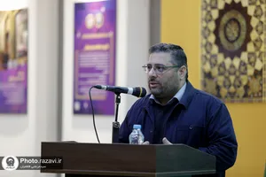 اهدای نشان طلای علمی رضا شریفیان به موزه آستان قدس رضوی