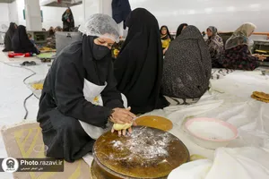 بازدید مدیر عامل بنیاد کرامت رضوی از فرآیند پخت نان برای سیل زدگان مشهدی