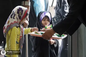استقبال خدام از زائرین بارگاه منور رضوی