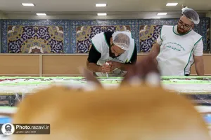 پخت و توزیع کیک ویژه ولادت امام رضا علیه السلام در حرم مطهر رضوی