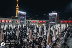 حرم مطهر رضوی در شب عاشورای حسینی