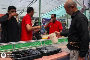 خدمت&zwnj;رسانی خدام حرم مطهر رضوی به زائران اربعین حسینی در میرجاوه -2
