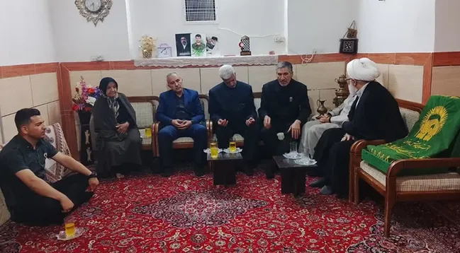 پرچم متبرک رضوی میهمان منزل شهید جنگ رمضان در آرادان شد