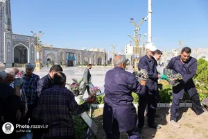 گل&zwnj;آرایی حرم مطهر رضوی در هفته وحدت با 25 هزار شاخه گل نذری