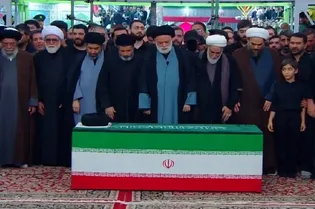 آخرین نماز بر پیکر مطهر رهبر شهید انقلاب در حرم مطهر رضوی اقامه شد