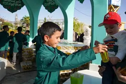 شربتخانه امام جواد علیه‌السلام به مناسبت روز جهانی کودک