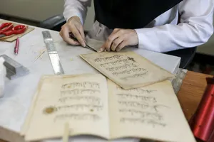 مرمت نسخ خطی آستان قدس رضوی