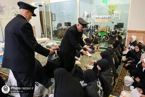 اهدا بسته&zwnj;های متبرک رضوی به دختران زائر امام رضا(علیه&zwnj;السلام)