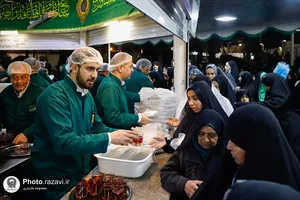 بسته بندی و توزیع افطار سبک در چایخانه حضرت رضا علیه&zwnj;السلام