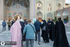 تشرف جمعی از مجروحان لبنانی به حرم مطهر رضوی