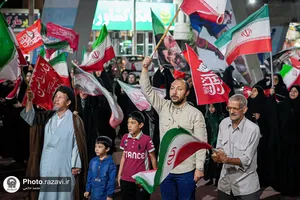 بسته بندی و توزیع تبرکات توسط خادمان رضوی در تجمعات مردمی