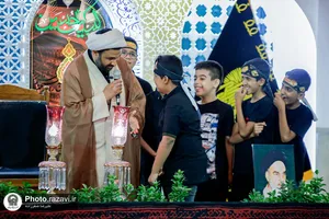 عزاداری نوجوانان اردو زبان در حرم مطهر رضوی