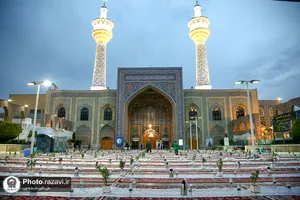 توزیع افطاری سبک در باب&zwnj;الهادی حرم مطهر رضوی