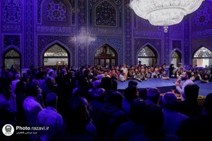 تشرف هنرمندان نهضت مردمی پوستر انقلاب به حرم مطهر رضوی
