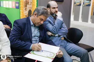 اهدای مدال&zwnj; طلای مهدی زابل عباسی به موزه آستان قدس رضوی