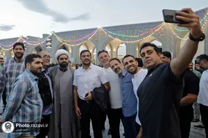 خدمت جمعی از ورزشکاران در چایخانه حضرت