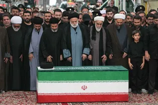 اقامه نماز بر پیکر مطهر رهبر شهید انقلاب در حرم مطهر رضوی-۱