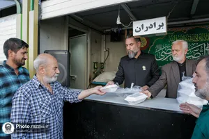 توزیع غذا در روز زیارتی امام رضا علیه&zwnj;السلام