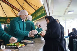 توزیع گل نرگس در چایخانه حرم مطهر رضوی