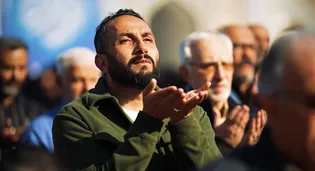 چشم ها به آسمان زیر سایه امامِ رحمت ،استغاثه ای از جنس باران