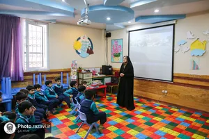 مادری به همراه معلمی