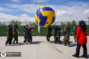 والیبال غول پیکر در باغ اردوگاه خاتون