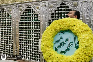 گل آرایی ضریح مطهر حضرت معصومه سلام الله علیها در آغاز دهه کرامت