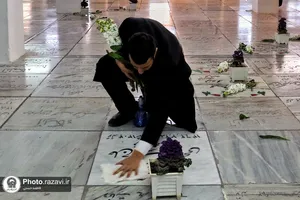 غباروبی مزار شهدای حرم مطهر رضوی