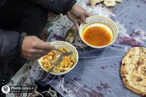 توزیع غذا میان کارتن&zwnj;خواب&zwnj;ها و نیازمندان اطراف حرم مطهر رضوی