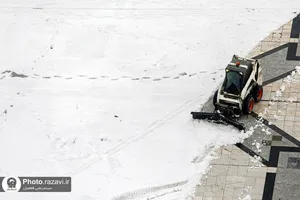 خدمت&zwnj;رسانی به زائران حرم مطهر رضوی در بارش برف