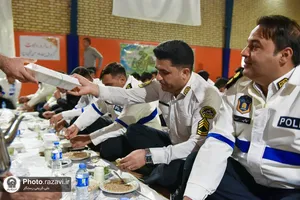 توزیع افطاری حرم مطهر رضوی به کارکنان پلیس راهور مشهد