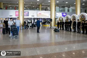 استقبال خدام از زائرین بارگاه منور رضوی
