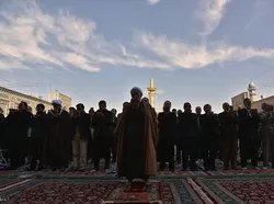 دست‌های نیاز زائران حرم رضوی برای طلب باران به آسمان بلند شد