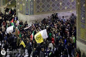 تعویض پرچم گنبد منور رضوی به مناسبت عزای عمومی در کشور
