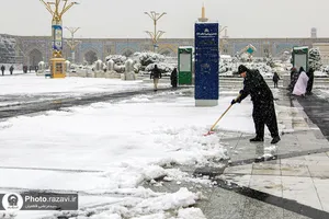 خدمت&zwnj;رسانی به زائران حرم مطهر رضوی در بارش برف