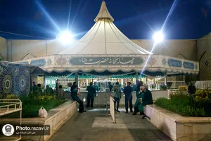 توزیع افطاری سبک در باب&zwnj;الهادی حرم مطهر رضوی