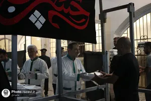 زائران حرم امامین عسکریین مهمان سفره امام رضا علیه&zwnj;السلام