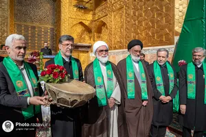 آیین تعویض پوش ضریح و پرچم گنبد منور رضوی در روز میلاد امام مهربانی&zwnj;ها
