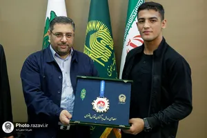 اهدا مدال طلای نوجوانان کشتی آزاد جهان به موزه آستان قدس رضوی