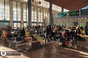 توزیع غذای متبرک مهمانسرای حضرت میان مسافران ایستگاه راه آهن مشهد