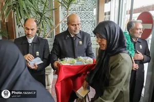 استقبال از زائرین بارگاه منور رضوی در ایستگاه راه&zwnj;آهن مشهد