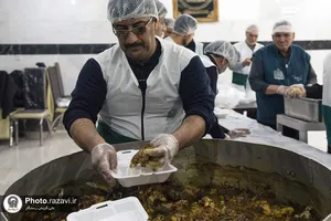 طبخ و توزیع غذای متبرک بین معتکفین در مساجد حاشیه شهر مشهد
