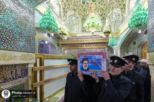 طواف پیکر شهدای خدمت دور ضریح مطهر رضوی