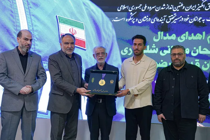 مراسم اهدای مدال به موزه آستان قدس رضوی