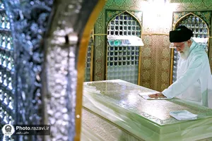 تصاویری از رهبر شهید انقلاب در مراسم غبارروبی حرم مطهر رضوی