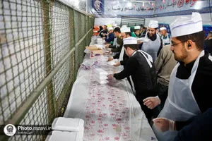 توزیع نذری در روز شهادت امام کاظم علیه&zwnj;السلام