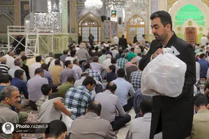 توزیع بسته&zwnj;های عیدانه در حرم مطهر رضوی