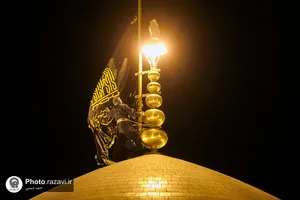 تعویض پرچم گنبد مطهر رضوی به مناسبت شهادت شهدای حادثه تروریستی کرمان