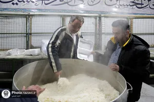 توزیع غذای نذری به مناسبت رحلت حضرت زینب(سلام الله علیها)