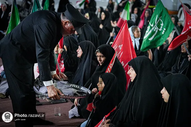 بسته‌های متبرک، همراه با پیام قدردانی تولیت آستان قدس رضوی، میان مردم توزیع شد